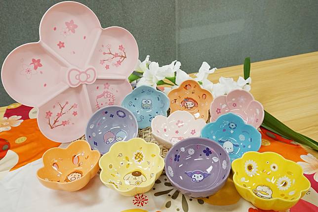 Sanrio花形陶瓷碗及花形立體托盤。