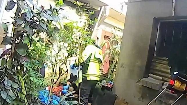 連姓男子遭敲頭以及挖眼後倒地，新北市消防局救護人到場。讀者提供