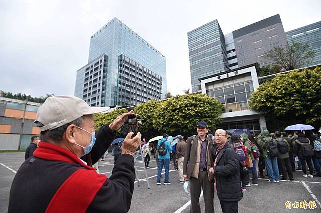 台北大學西院校區將BOT更新，校方16日舉行「西院傳奇校園巡禮」活動，讓校友回校做最後巡禮。(記者方賓照攝)