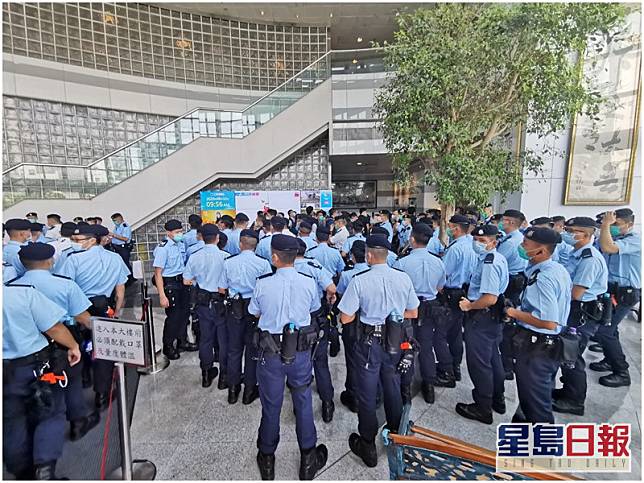 大批警察進入位於將軍澳工業邨的壹傳媒大樓。戚偉達攝