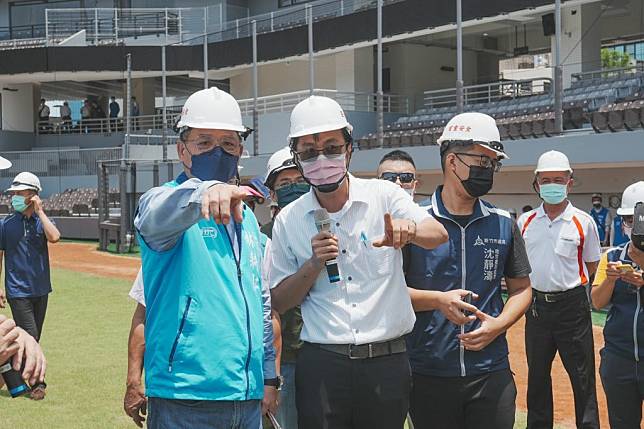 國民黨新竹市長參選人林耕仁（左）二十五日表示，針對新竹棒球場還沒驗收就開打，他將繼續追查。（記者曾芳蘭攝）