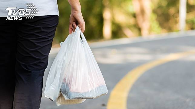 塑膠袋裝熱食，使用久了恐影響健康。（示意圖／TVBS）
