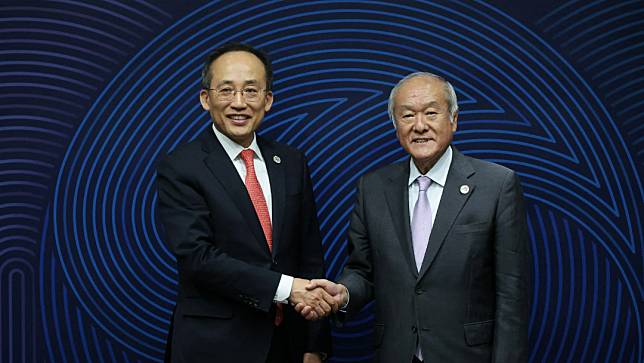 日本財務大臣鈴木俊一（右）與南韓財長秋慶鎬，睽違7年舉辦會談。路透社