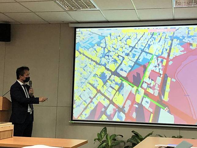 國研院國震中心研究員王仁佐16日展示操作5D智慧城市防救災平台。右方大片紅色區塊是潛在斷層位置，透過不同色塊顯示建物損害情形，並做路線規劃（圖中綠色線條）幫警消單位快速抵達現場。中央社記者蘇思云攝 110年11月16日  
