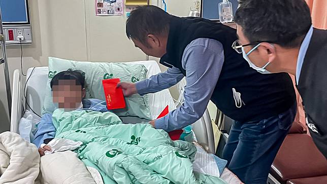 苗栗發生1死2傷人倫悲劇，縣長鍾東錦前往醫院探視傷者，並送上慰問金。翻攝鍾東錦臉書