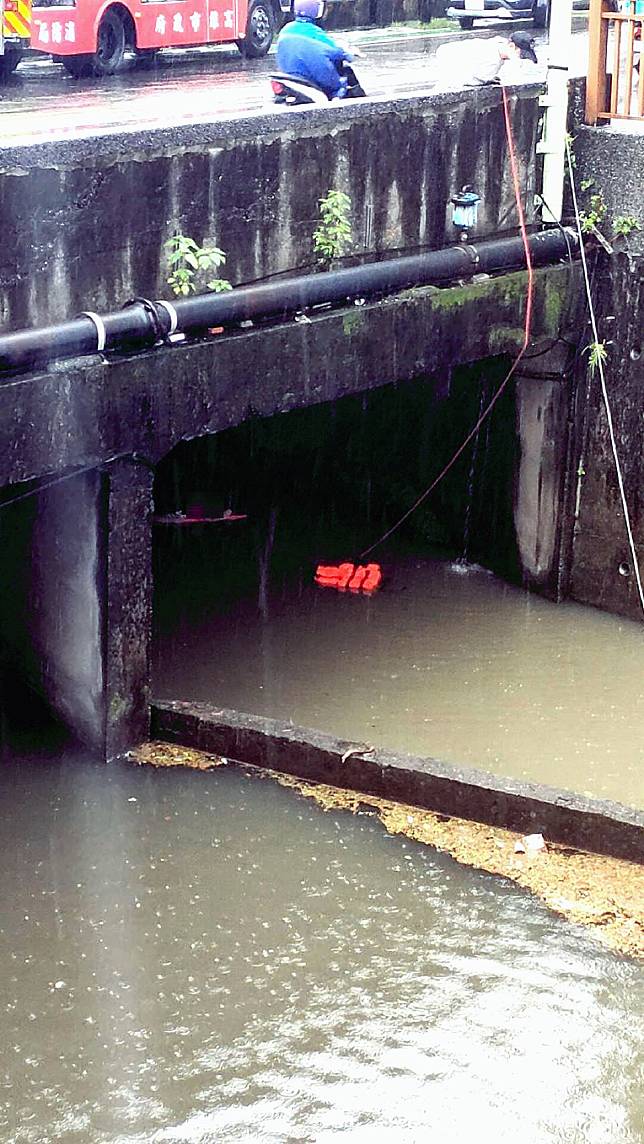 高雄豪雨成災，鄰近澄清湖排水溝傳出婦落水獲救。（記者鐘敏綺翻攝）