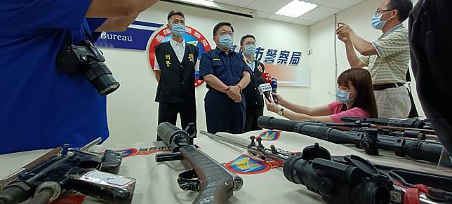 警方查獲的改造長短槍，並由副局長林詮峰說明查獲過程。 （記者張上耕攝）