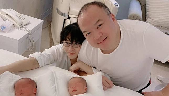 明金成（右）過世，留下愛妻和一對龍鳳胎。（翻攝自臉書）
