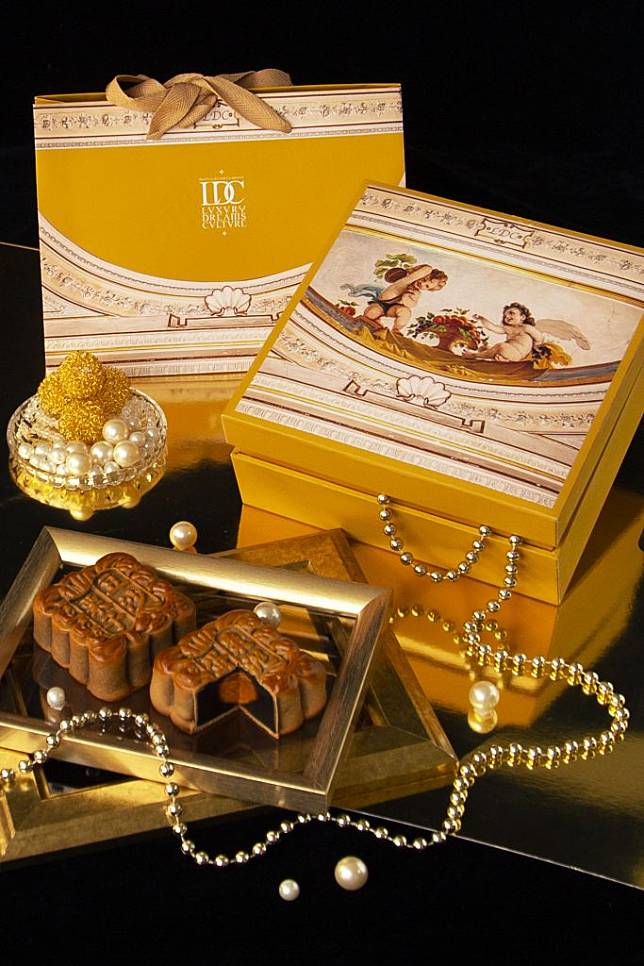 高雄翰品酒店中秋月餅禮盒華麗精緻，黃金色禮盒上的天使圖案裝飾優雅大方，替您傳遞最真摯的情意。　（記者王正平翻攝）