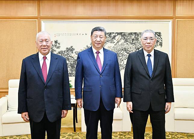 Chinese President Xi Jinping meets with Ho Hau Wah and Chui Sai On, former chief executives of the Macao Special Administrative Region (SAR), in Macao, south China, Dec. 19, 2024. Ho is also vice chairman of the National Committee of the Chinese People's Political Consultative Conference. (Xinhua/Yin Bogu)