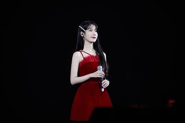 韓國歌手IU（李知恩）睽違5年再度來到台灣開唱，7 日在台北小巨蛋迎來最終場，寵粉的她特地準備國語 曲目，唱完還詢問歌迷自己唱得如何。 （EDAM娛樂提供） 中央社記者洪素津傳真 113年4月7日