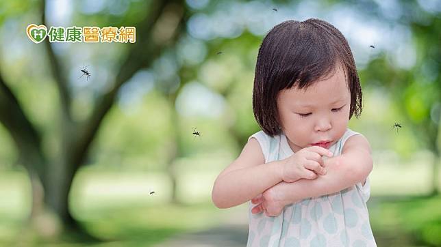 容易被蚊子叮咬的「6大原因」包括深色衣物、噴香水、血型、體溫、二氧化碳與體味。