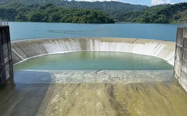 雲林縣湖山水庫6月24日上午達到滿水位，自然溢流相當壯觀。（圖／中天新聞）