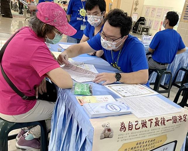 台中市66家醫院設有安寧緩和宣導簽署單一窗口，推廣及提供民眾簽署意願相關表單，及協助民眾查詢健保IC卡註記服務。 （記者陳金龍攝）
