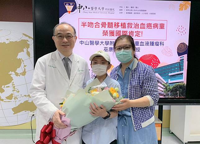 劉小弟罹血癌經父捐骨髓移植恢復良好，昨日現身感謝醫師巫康熙（左）及醫療團隊救治。（記者陳金龍攝）