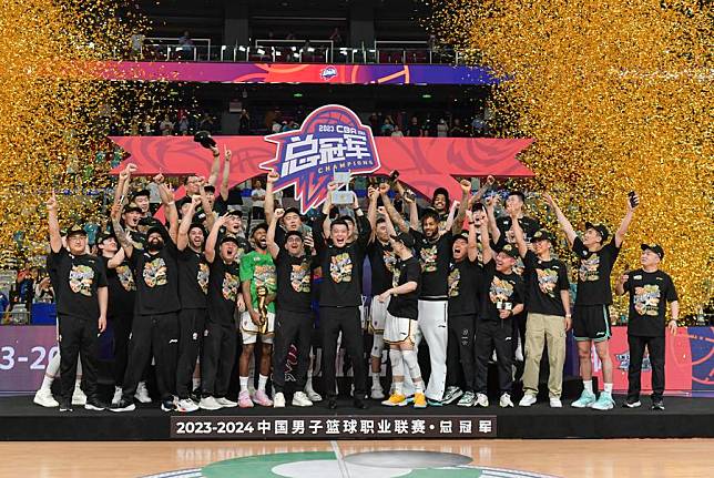 Team Liaoning Flying Tigers celebrate with the trophy during the awarding ceremony after winning the Playoffs Finals in the 2023-2024 season of the Chinese Basketball Association (CBA) league in Urumqi, northwest China's Xinjiang Uygur Autonomous Region, May 22, 2024. (Xinhua/Wang Fei)