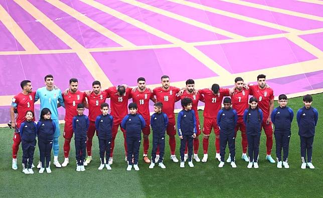伊朗球員聲援艾米尼之死抗議群眾 世界盃首戰集體拒唱國歌