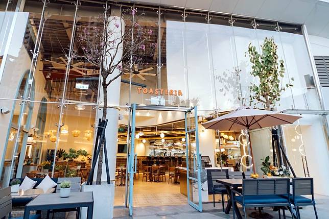TOASTERiA CAFE台中店大面窗引入陽光，打造地中海風格。（楊文琳攝）