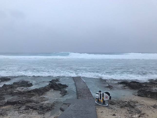 圓規颱風逼近，台東沿海掀出現長浪，綠島風強雨大。（海巡提供）