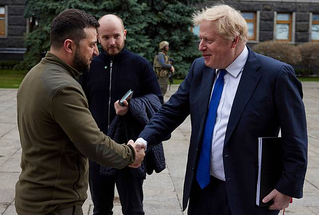英國首相強生5月3日將向烏克蘭國會發表視訊演說，並宣布再軍援烏克蘭3億英鎊。（圖為強生4月初訪問基輔）   圖：取自英國首相辦公室官網（資料照）