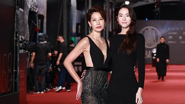 丁寧（左）和林奕嵐合作演出《她和她的她》，更一起入圍金鐘獎。（圖／TVBS娛樂組攝）