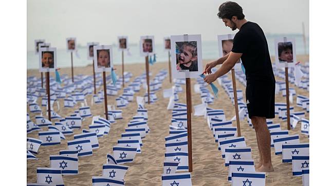 巴西非政府組織「Rio de Paz」在哈瑪斯突襲以色列滿月的11月7日，豎起象徵遇害者的1400面以色列國旗與死者照片。美聯社