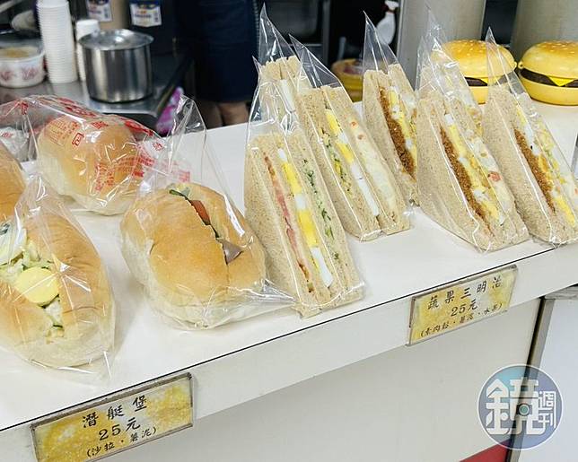 一名日本網友在社群分享台灣旅遊觀察的現象，發現台灣人習慣將外帶早餐進辦公室或教室吃，引發台灣網友討論，並解釋其中原因。（翻攝自Ｘ平台@bonkuretaiwan）