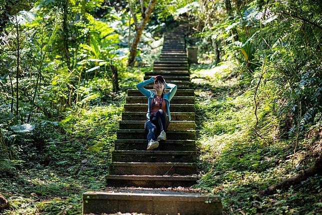 乘坐捷運及短暫步行即可抵達的新店和美山步道，是熱門賞螢地