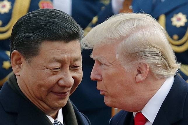 經濟學人報導3大變數讓台灣陷入不戰而統的風險中，川普甚至可能為了避免與中國發生核戰，與習近平達成實質放棄台灣的協議。圖為川普2017年11月在北京與中國國家主席習近平交談。（美聯社）