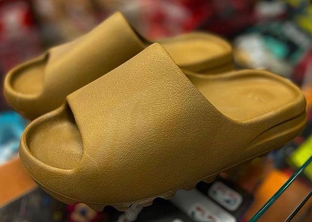 YEEZY SLIDE 鞋身採用一體成型 EVA 泡棉材質製成，減輕重量同時增加耐用性。圖片來源：<a href=