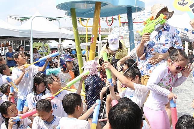 柯文哲13日換上花襯衫，配上短褲拖鞋，親自揭幕兒童新樂園中的親水設施「小小水樂園」。 （王侑聖攝）