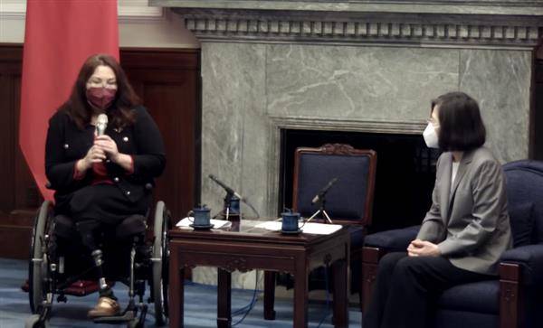總統蔡英文在總統府接見美國聯邦參議員達克沃絲訪團一行。（圖片來源／截自蔡英文YouTube）