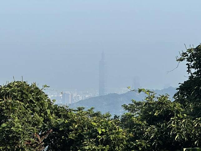 西半部位於弱風區，擴散條件稍差，污染物稍易累積，所以北部、西半部的空氣品質都不太好。 圖：取自鄭明典臉書