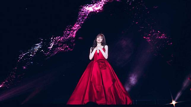 甜蜜天后王心凌首次青島開唱 10公斤紅色玫瑰全新絕美造型 高空登場全場驚豔