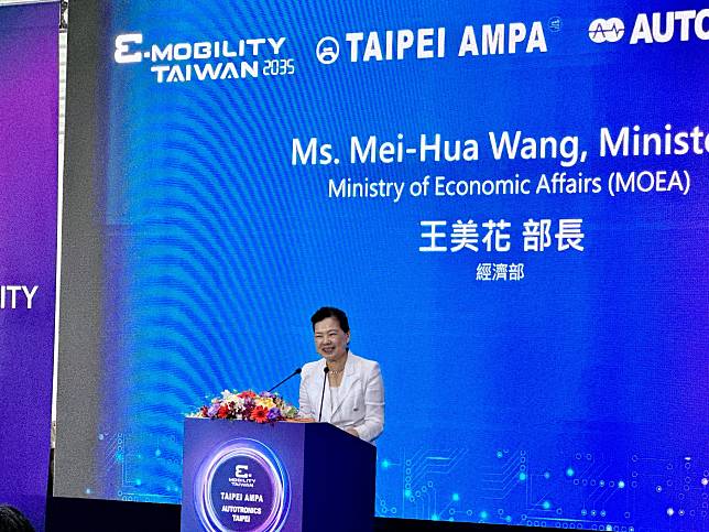 經濟部長王美花17日出席台北國際汽機車零配件展，並接受媒體訪問。 (謝佳興 攝)