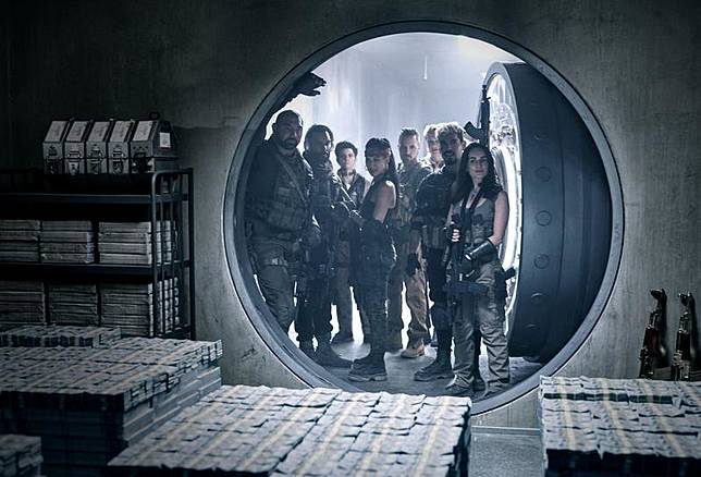 《活屍大軍》跟著敢死隊一起殺入賭城，在活屍包圍中搶走鉅款。（Netflix提供）