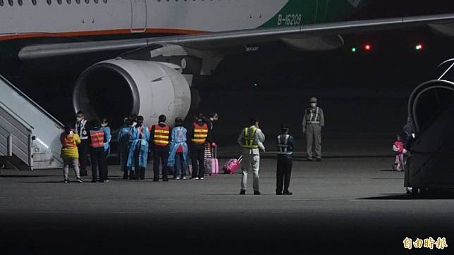 血友病童乘坐的班機今晚10點46分抵桃園機場，經初步檢疫後將送往醫院進一步採檢隔離。(記者姚介修攝)