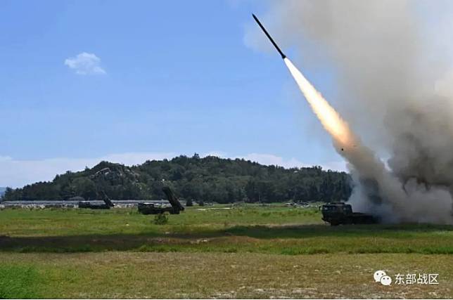 中國解放軍東部戰區公布8月4日對台發射飛彈的照片，所發射的11枚飛彈中，有4枚穿過了台灣陸地上空。   圖 : 翻攝自中國解放軍東部戰區