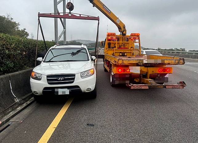 國道三號大甲段前天傍晚發生變換車道不當失控擦撞中央分隔島的車禍。（記者陳金龍翻攝）