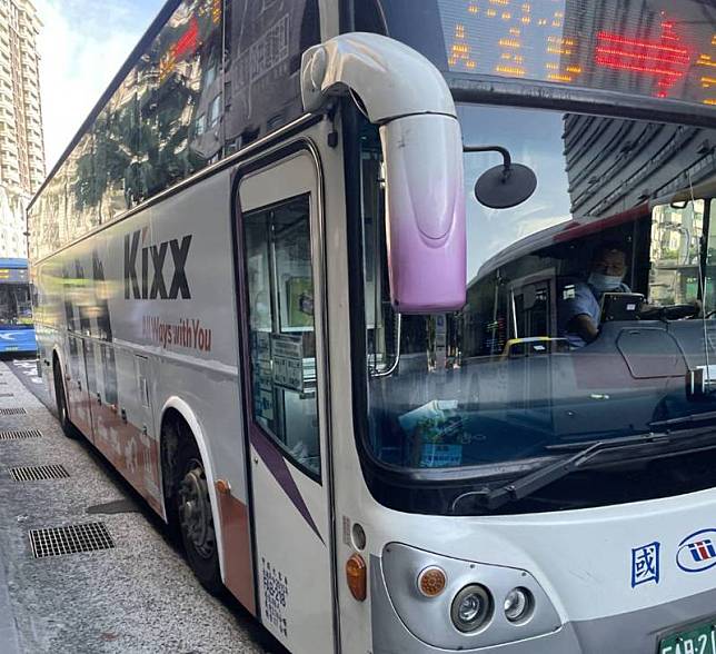 國道客運1815路線試辦上午尖峰時段空車從國家新城站發車，並區分忠孝線和南京線。基隆市政府16日上午派員勘查，2條路線各發出10班車，統計載運800名乘客，麥金路沿線站位候車人潮已明顯獲得紓解。 （基隆市政府提供） 中央社記者王朝鈺傳真 112年5月16日  
