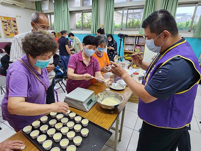 朝陽科大休閒事業管理系USR團隊，教導東勢山城社區長者以在地食材柑橘來製作中秋應景糕點。（朝陽科大提供）
