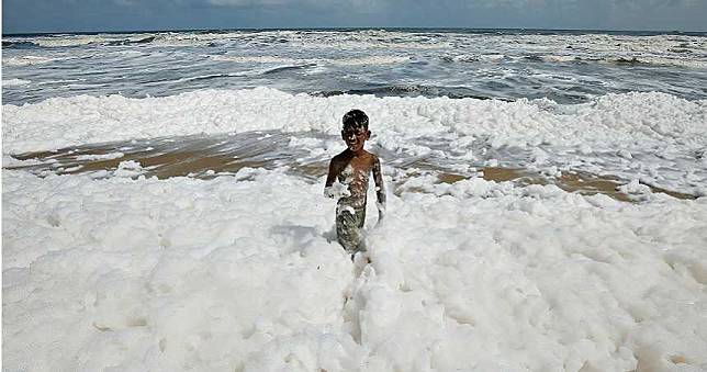 印度海灘佈「浪漫白色泡沫」遊客猛拍　專家曝：全是有毒物質