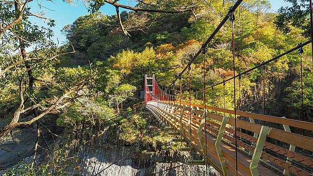 ▲台灣北部賞楓秘境-芝生毛台山步道從軍艦岩吊橋附近登山口起登。 （圖／Tripbaa趣吧！旅遊平台）