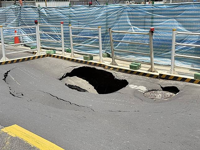 台北市松山區敦化北路199巷16弄1號、松華邨旁今（8日）發生路面塌陷事件。 圖：秦慧珠議員辦公室 / 提供