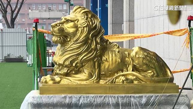 銅獅」漆成「金獅」網譏俗基隆文化局：暫時保護塗層| 華視新聞| LINE TODAY