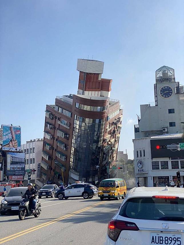 花蓮市區一棟大樓在餘震中倒塌。(民眾提供)