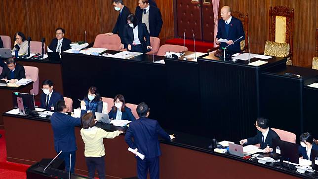 韓國瑜宣布提早散會，立委洪申翰、邱志遠、賴惠員向主席要求權益。廖瑞祥攝