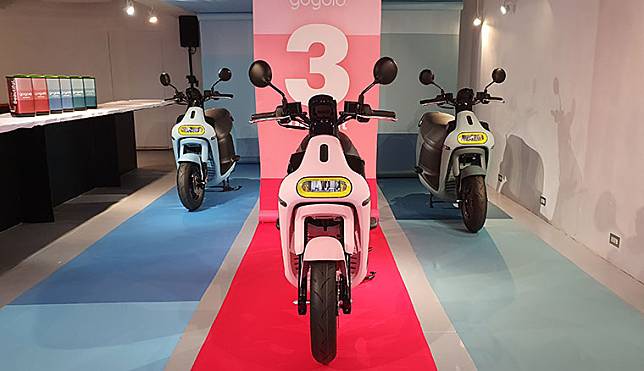 Gogoro 3 Delight發表：加入自動倒車與漸層車色、3系列全面改用12吋框