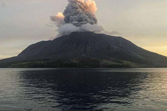 根據記錄，魯昂火山至少噴發過16次 ，第一次噴發發生在1808年。(圖片來源／X@Reuters)
