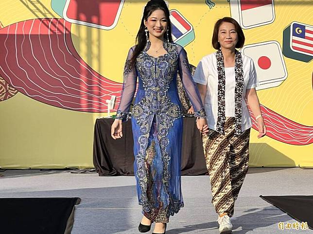 屏東縣長當選人周春米(右)今天(11日)出席屏東移民節慶祝活動，穿上印尼傳統服飾走秀。(記者羅欣貞攝)
